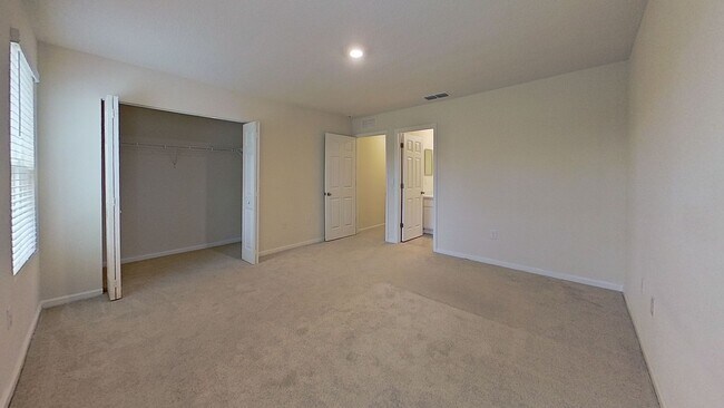 Building Photo - Jacksonville Townhome w/ Garage, Spacious Bedrooms & In-Unit Washer/Dryer