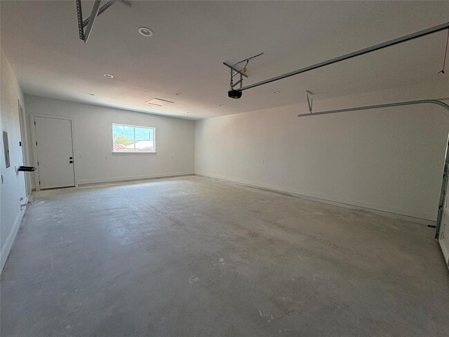 Building Photo - 304 W Allen St