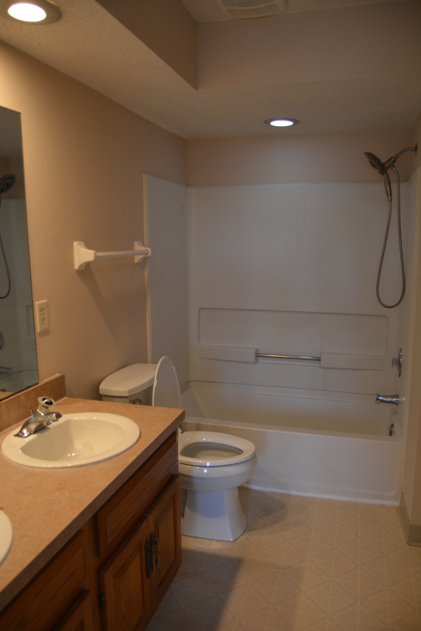 Full bath - 6926 Avery Road