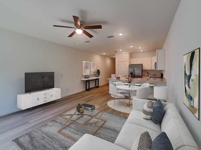 Building Photo - 654 Holly Lks Dr