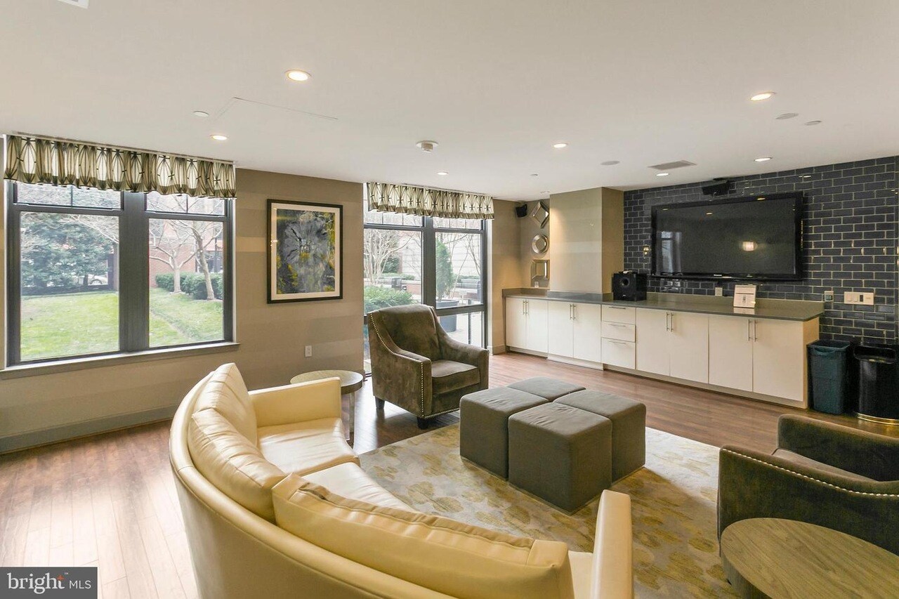 Building Photo - 1021 N Garfield St