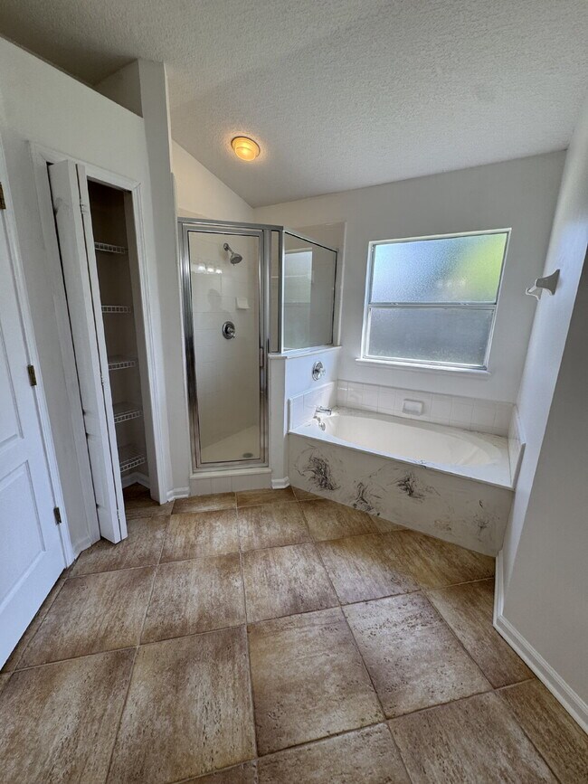 Building Photo - 4 bedroom 2 bath home with large fenced in...
