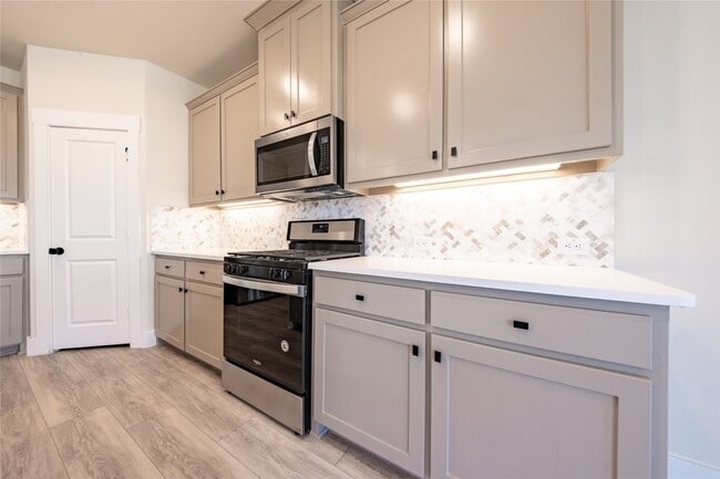 Building Photo - 813 Emerling Dr