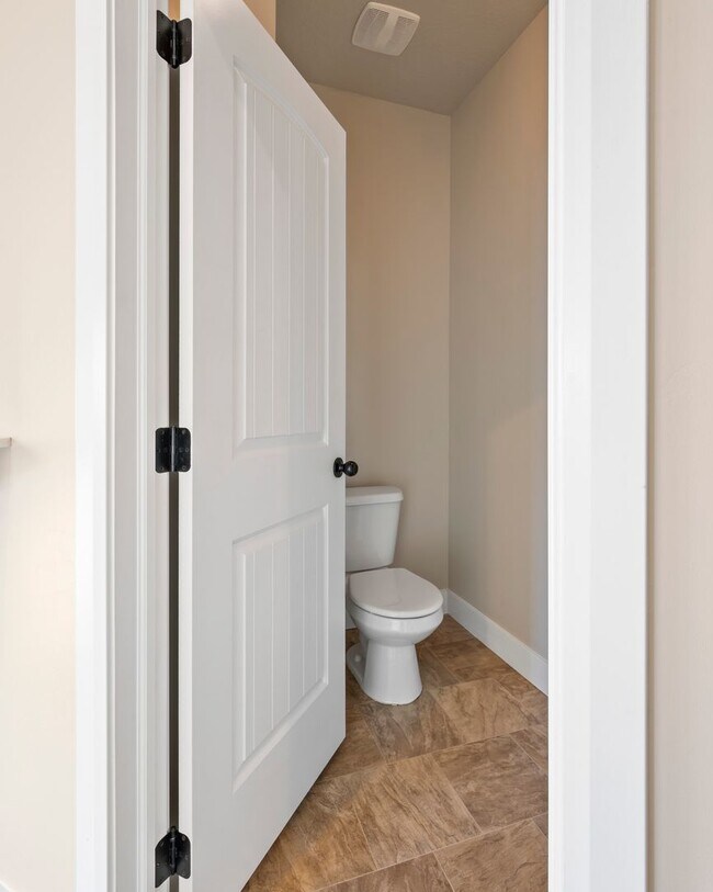 Building Photo - 3 Bed 2.5 Bath Townhome off Main Street