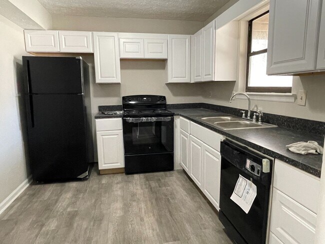 Building Photo - Spacious 2 Bedroom/2 Bath Townhome