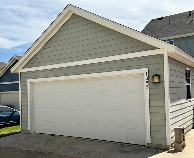 Building Photo - 1293 Nevarez