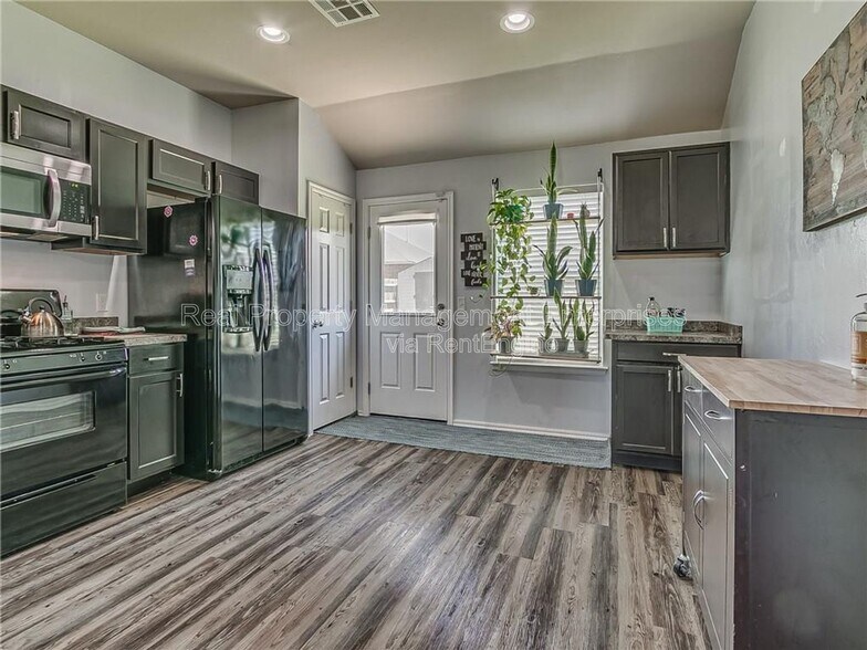 Building Photo - 1912 Autumn Way