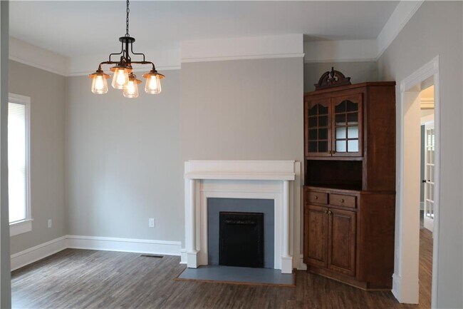 Building Photo - 613 Summit Ave