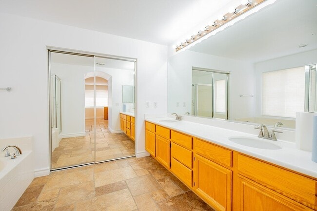 Building Photo - 1514 Regents St