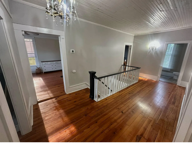 Building Photo - **Charming Small-Town Home Near Clark's Hi...