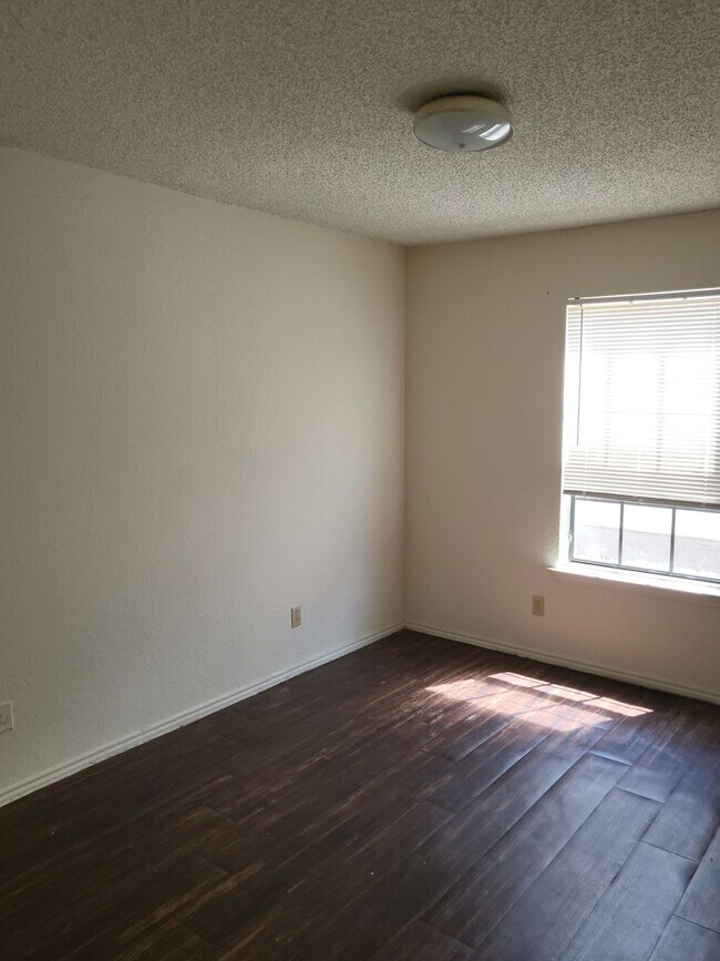 Building Photo - 1741 Crest Grove Dr