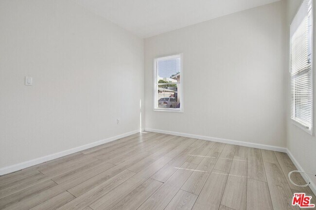 Building Photo - 1464 1/2 W 35th Pl