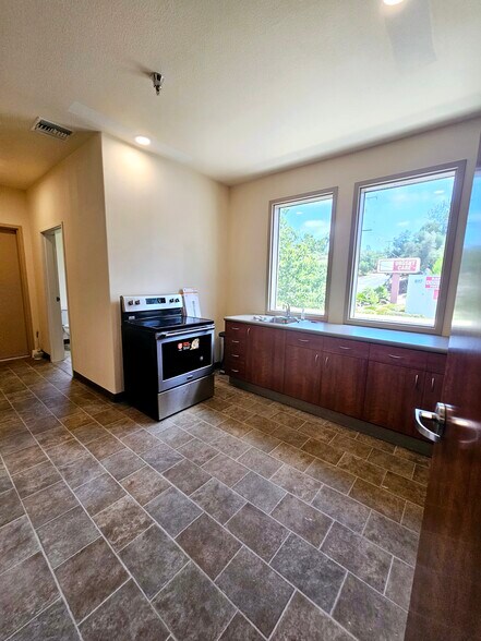 Building Photo - 605 E Alvarado St