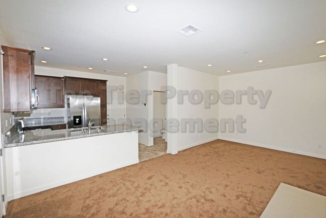 Building Photo - ***Charming 3 bed / 2.5 bath Townhome in O...