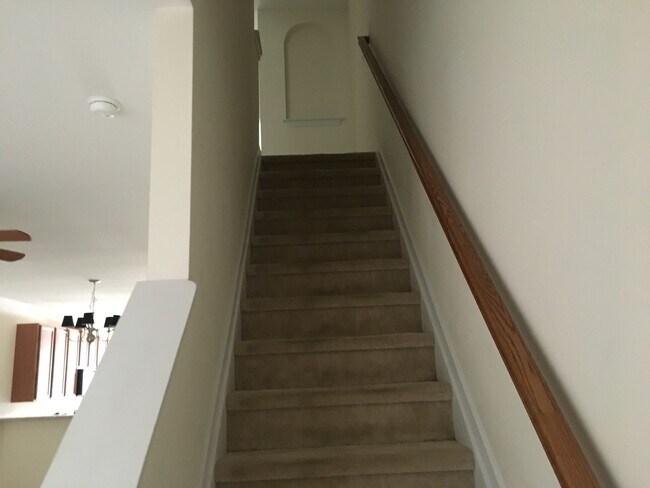 Building Photo - Townhouse For The Family!!