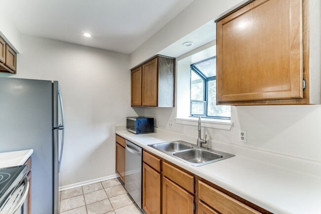 Building Photo - FANTASTIC 3-BEDROOM CONDO AT WHISPER HOLLOW