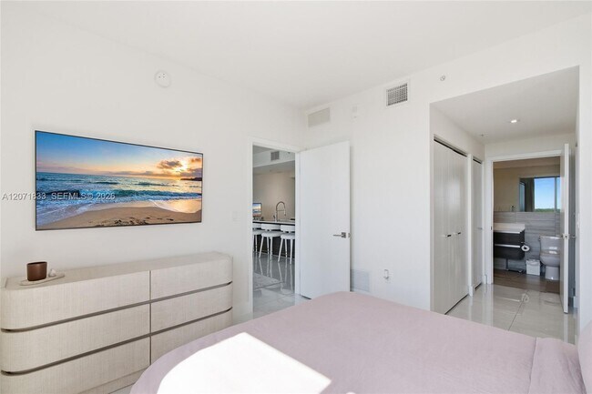 Building Photo - 301 Altara Ave