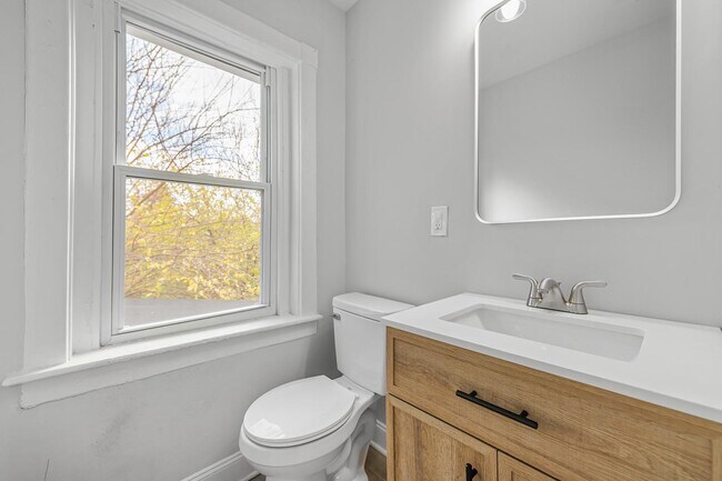 Building Photo - 378 N Evans St