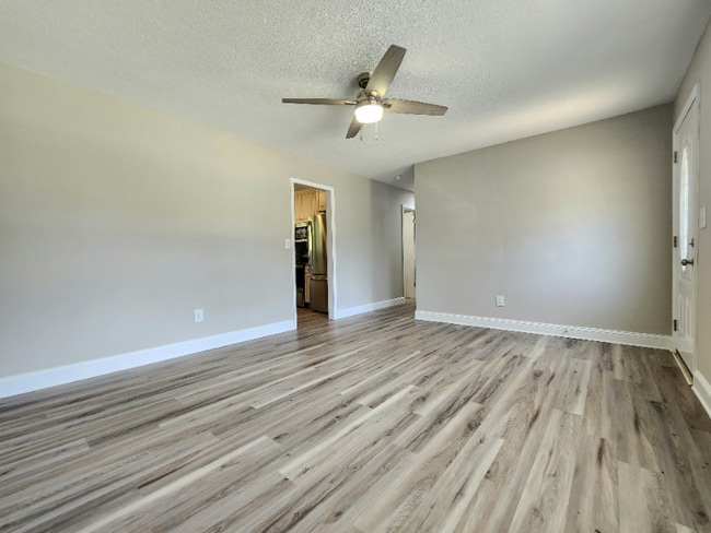 Building Photo - 445 Summerland Dr
