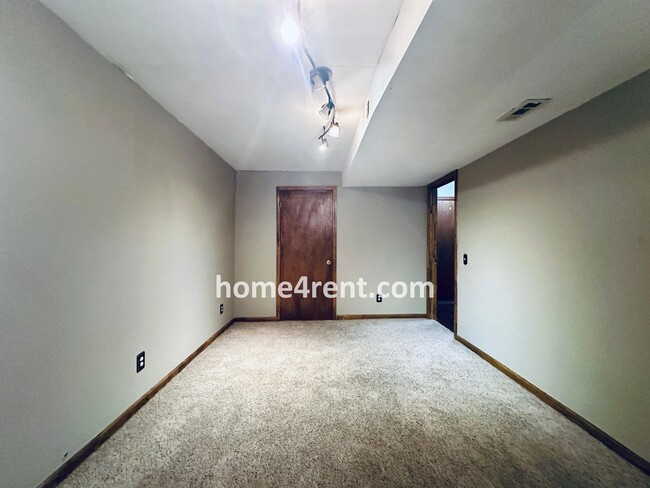 Building Photo - Spacious Liberty Home w/ an Updated Kitche...