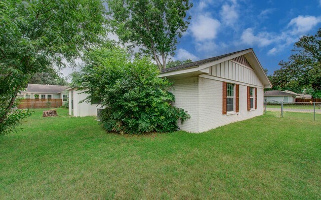 Building Photo - 1722 Front St