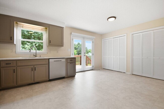 Building Photo - 1500 Sunshine Dr