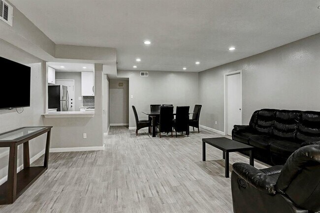 Building Photo - 12633 Memorial Dr