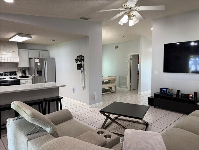 Building Photo - 6541 SW 31st St