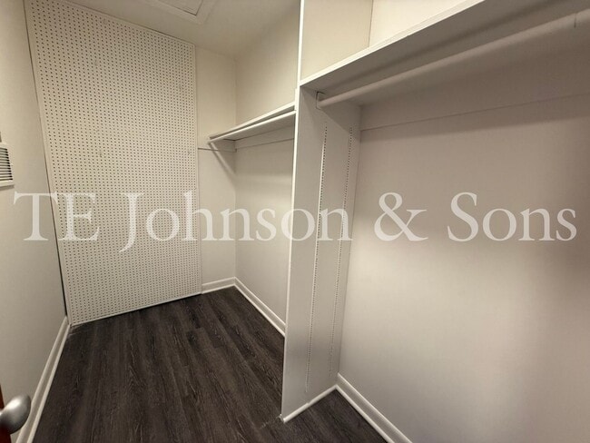 Building Photo - 2 Bedroom Salem View Apartment!