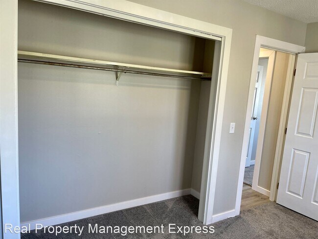 Building Photo - 2 br, 1 bath Apartment - Newly Renovated 2...