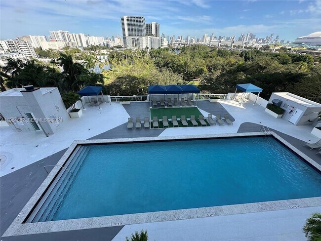 Building Photo - 1861 NW S River Dr