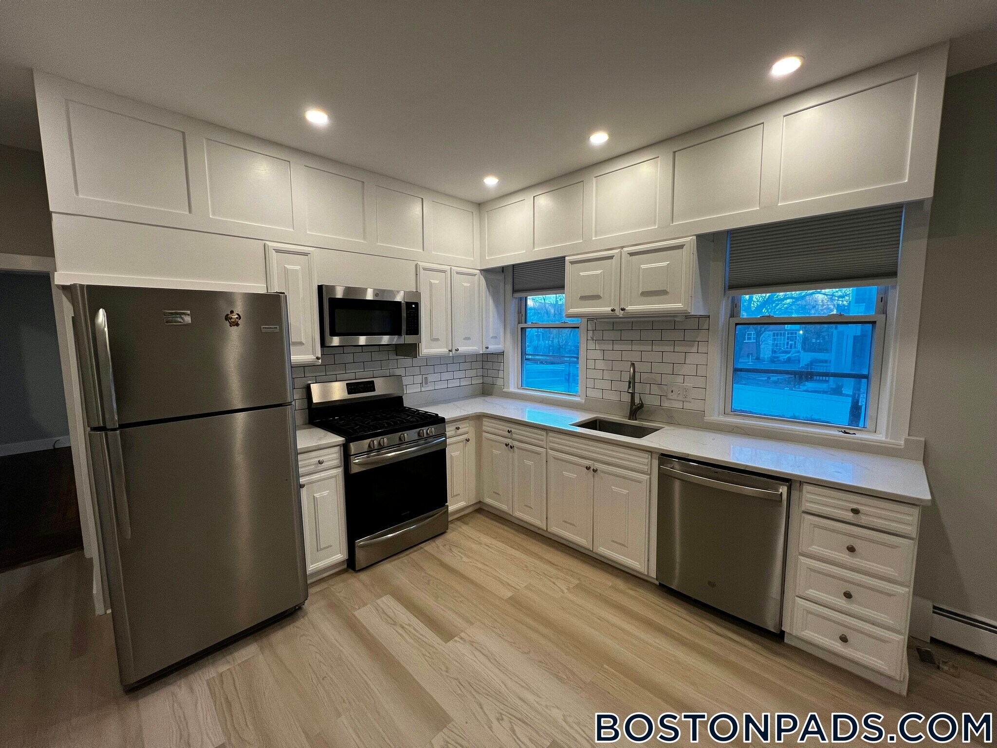 Building Photo - 158 Holland St