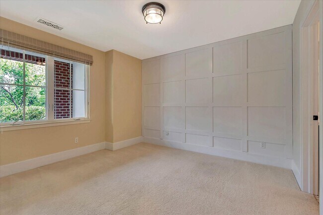 Building Photo - Beautiful Tri-Level 4 bedroom, 3.5 Bathroom, 2,150 SqFt Home in Downtown Campbell!