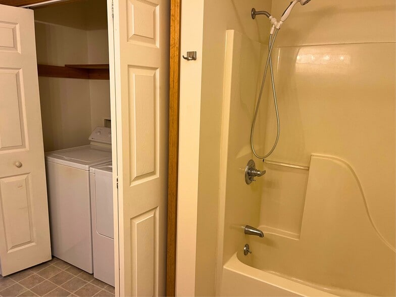 Tub/Shower with Washer and Dryer - 136 Maranacook Rd