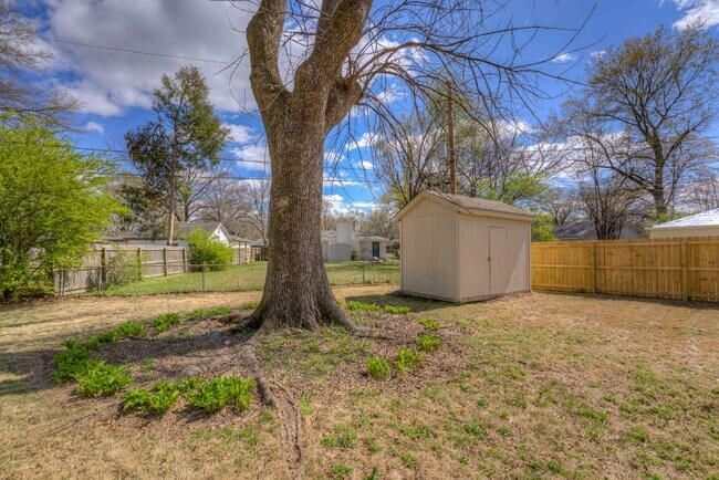 Building Photo - Colonial Acres East Memphis cutie! 3 bedrooms and tons of updates! Appliances included.