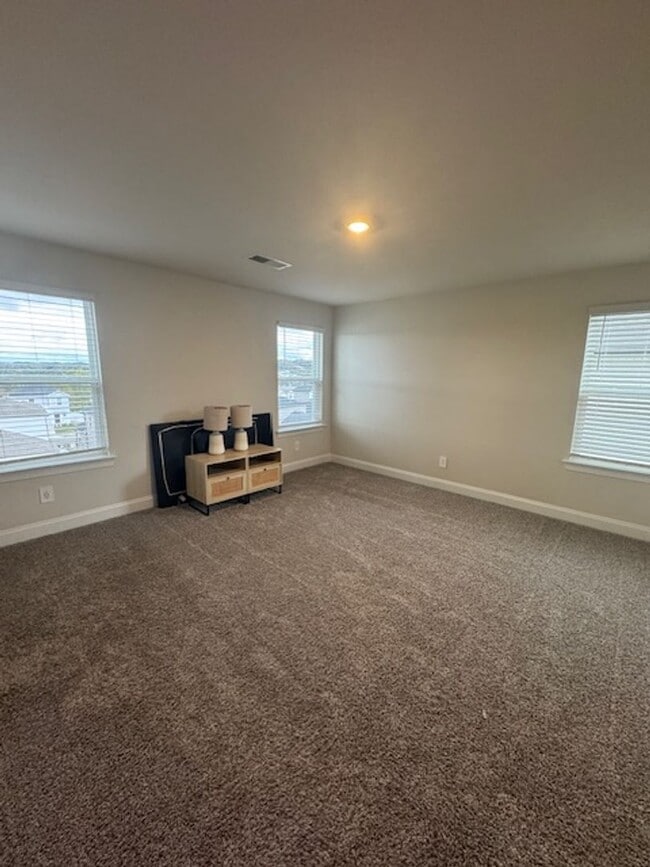 Building Photo - Beautiful newer home with 3 bedrooms, 2.5 ...