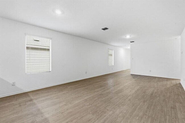 Building Photo - 511 Paris St