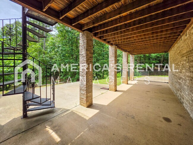 Building Photo - Private Estate Living on Over 3 Acres! Available to view NOW!