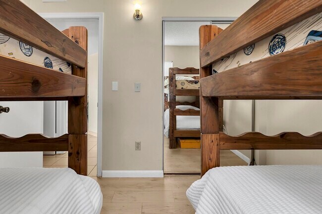 Building Photo - 6715 W 26th Dr