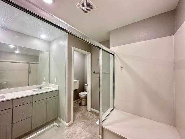 Building Photo - Montecito 60