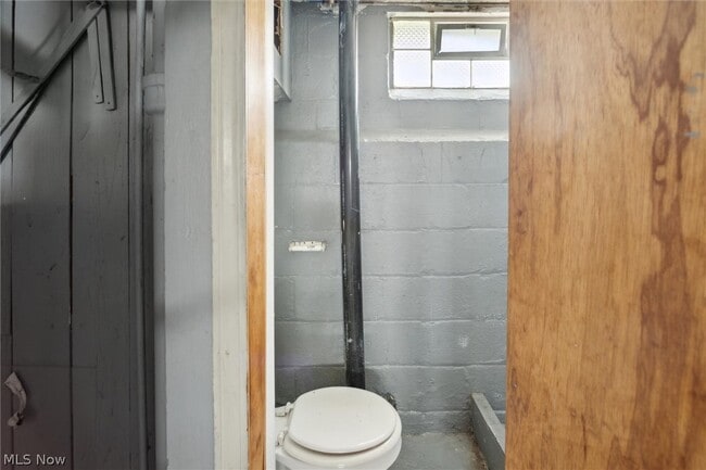 Building Photo - 9504 S Highland Ave