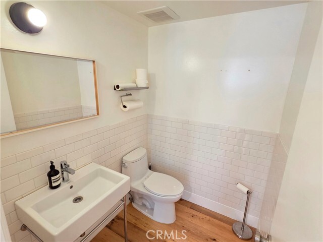 Building Photo - 20 Senisa