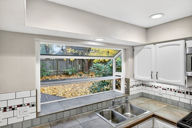 Building Photo - 13525 SW Roan Ct