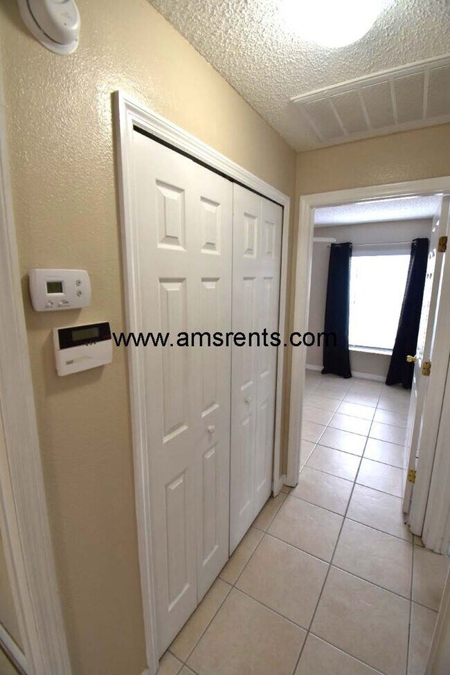 Building Photo - Spacious 3 bedroom 2 bath in Poinciana