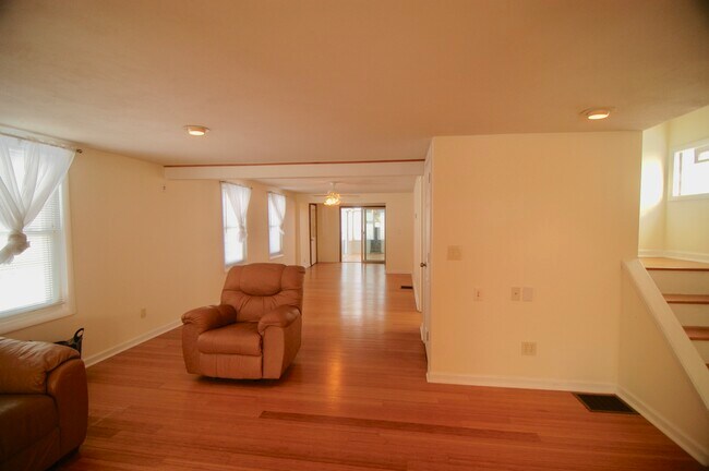 Building Photo - 7099 Lakeshore Rd