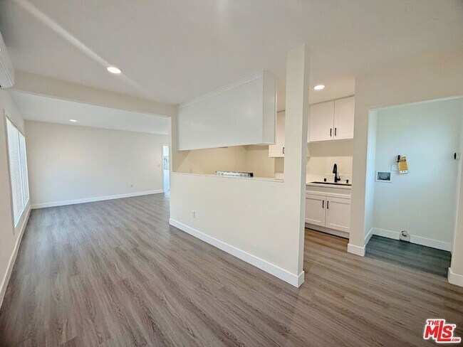 Building Photo - 410 E Cherry Ave