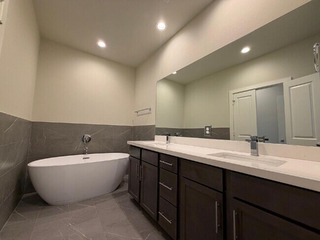 Building Photo - "Charming 3-Bed Oasis with 2.5 Baths in Prime Houston Locale – Discover Your New Home on Haring Ln!"