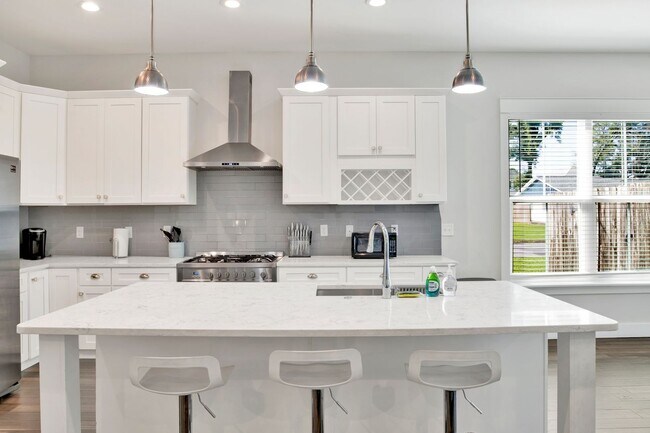 Building Photo - 3 bed East Hill Townhome