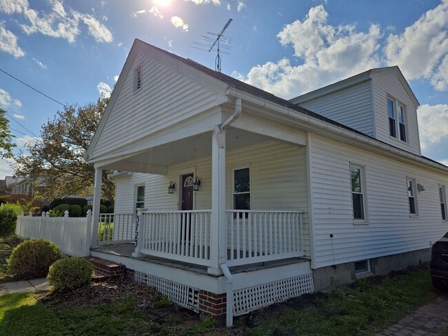 Building Photo - 3BR Home with Large Yard & Extra Storage