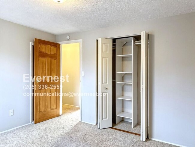 Building Photo - 2068 Robin Hood Dr